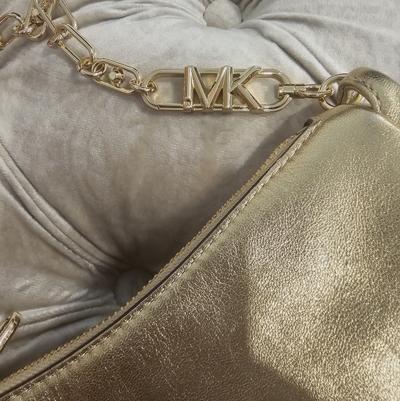 NEW MK Michael kors hand bag in gold - Picture 3 of 9